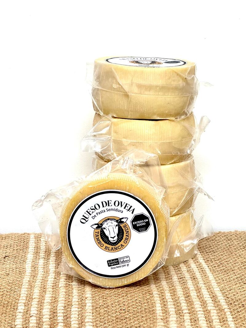 Hormas de queso de oveja apiladas